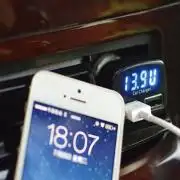 Szivargyujtós USB töltő és feszültség kijelző
