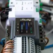 Shelly Pro 4PM Dual Cover - 2 motoros redőny vezérlésére szolgáló WiFi + Ethernet + Bluetooth okosrelé, kapcsolóbemenettel, DIN-sínre szerelhető