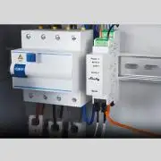 Shelly Pro 3EM 120A V2 – fogyasztásmérő, három fázisú, 3 x 120A áramváltóval, Wi-Fi, Ethernet, Matter (SPEM-003CEBEU)