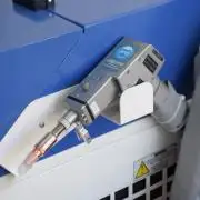 Fiber lézerhegesztő és vágó gép 2000W biaxiális fejjel és huzalelőtolóval