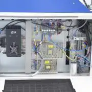 Fiber lézerhegesztő és vágó gép 2000W biaxiális fejjel és huzalelőtolóval