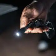 NEBO NEB-POC-1003-G Columbo keychain, zseblámpa, 100 lm, 1 óra, 56 m, kulcstartó gyűrű, eloxált alumínium, IPX7, 1xAAA elem