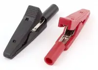 Műszerzsínórokra csatlakoztatható univerzális csipesz, piros-fekete párban