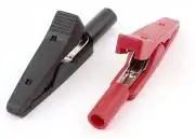 Műszerzsínórokra csatlakoztatható univerzális csipesz, piros-fekete párban